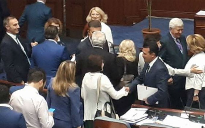 Το Κοινοβούλιο των Σκοπίων επικύρωσε τη συμφωνία με την Ελλάδα | iefimerida.gr 3