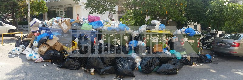 «Δεν μπορούμε να βγούμε στα μπαλκόνια από την μπόχα» -Οργή για την αφόρητη κατάσταση με τα σκουπίδια | iefimerida.gr 0