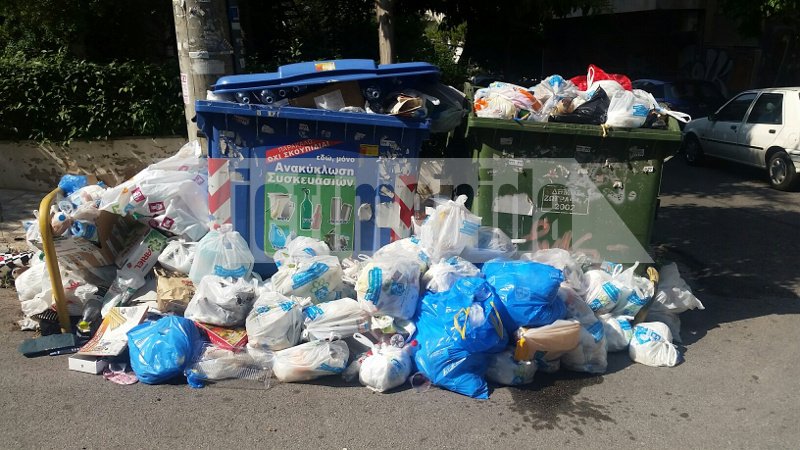 «Δεν μπορούμε να βγούμε στα μπαλκόνια από την μπόχα» -Οργή για την αφόρητη κατάσταση με τα σκουπίδια | iefimerida.gr 1