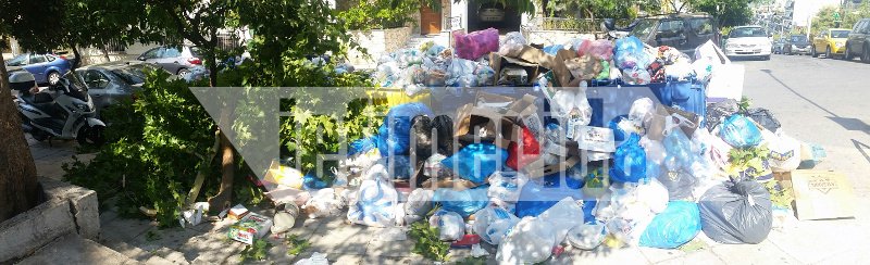 «Δεν μπορούμε να βγούμε στα μπαλκόνια από την μπόχα» -Οργή για την αφόρητη κατάσταση με τα σκουπίδια | iefimerida.gr 3