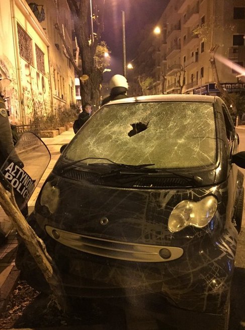 Πεδίο μάχης τα Εξάρχεια -Μολότοφ, φωτιές και χημικά | iefimerida.gr 21