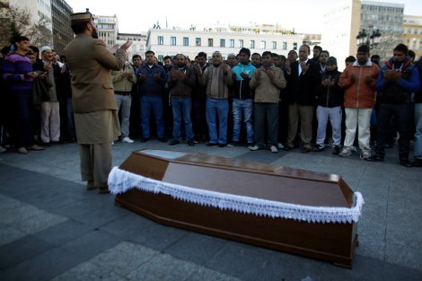 Συγκλονιστικές εικόνες από την περιφορά του νεκρού Πακιστανού στην πλατεία Κοτζιά | iefimerida.gr 0