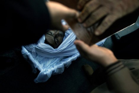 Συγκλονιστικές εικόνες από την περιφορά του νεκρού Πακιστανού στην πλατεία Κοτζιά | iefimerida.gr 1