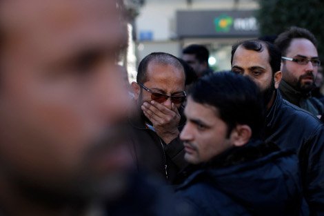 Συγκλονιστικές εικόνες από την περιφορά του νεκρού Πακιστανού στην πλατεία Κοτζιά | iefimerida.gr 2