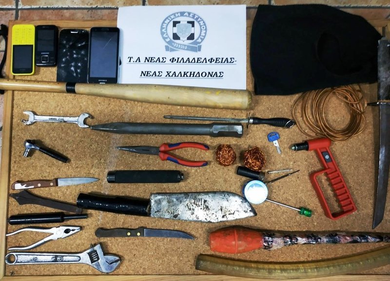 Τα μέλη της σπείρας παραβίαζαν τις εισόδους των σχολικών κτιρίων και αφαιρούσαν από αίθουσες και γραφεία καθηγητών και δασκάλων διάφορες ηλεκτρονικές συσκευές