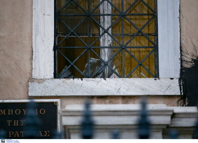Το βίντεο της επίθεσης του Ρουβίκωνα στο ΣτΕ -Με κράνη και βαριοπούλες τα έκαναν γυαλιά καρφιά | iefimerida.gr 5