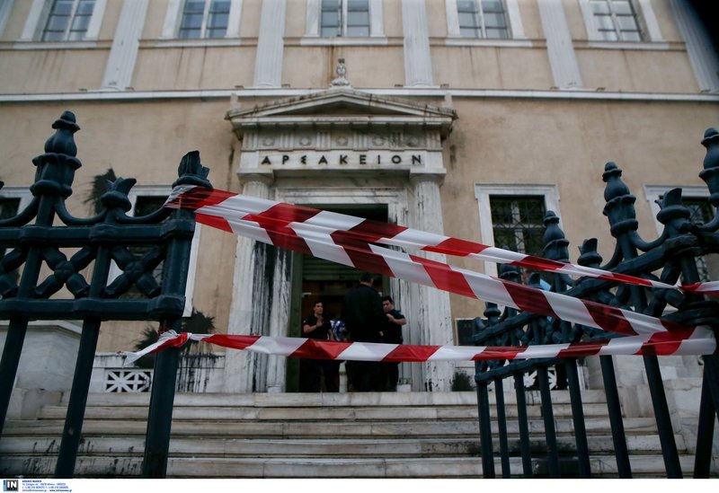 Το βίντεο της επίθεσης του Ρουβίκωνα στο ΣτΕ -Με κράνη και βαριοπούλες τα έκαναν γυαλιά καρφιά | iefimerida.gr 4