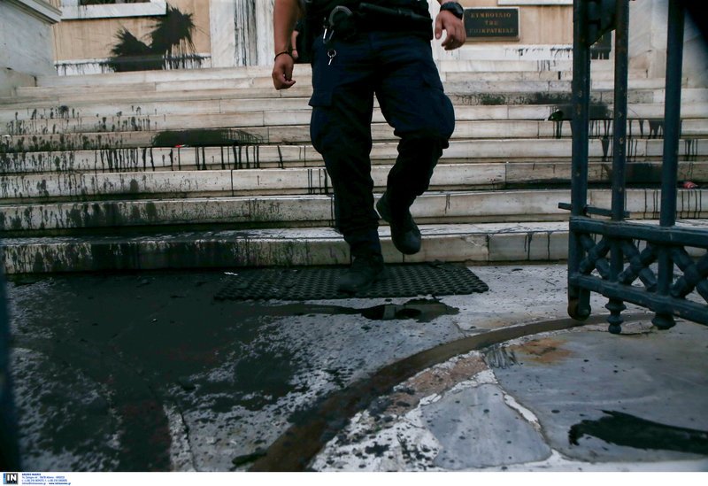 Το βίντεο της επίθεσης του Ρουβίκωνα στο ΣτΕ -Με κράνη και βαριοπούλες τα έκαναν γυαλιά καρφιά | iefimerida.gr 3