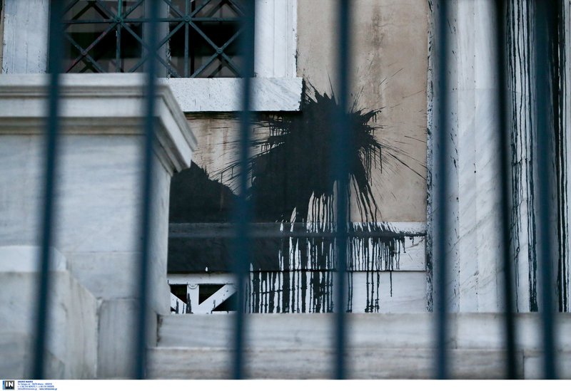 Το βίντεο της επίθεσης του Ρουβίκωνα στο ΣτΕ -Με κράνη και βαριοπούλες τα έκαναν γυαλιά καρφιά | iefimerida.gr 1
