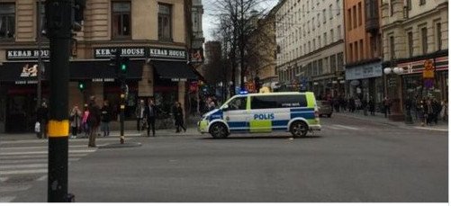 Στοκχόλμη: Φορτηγό έπεσε πάνω σε πλήθος, νεκροί και τραυματίες | iefimerida.gr 12