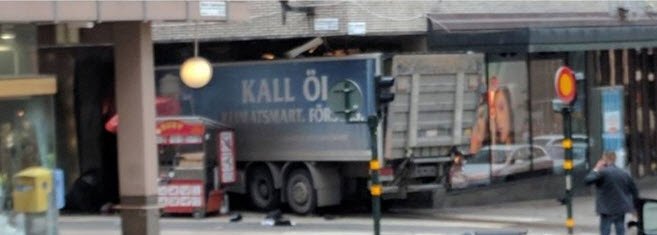 Στοκχόλμη: Φορτηγό έπεσε πάνω σε πλήθος, νεκροί και τραυματίες | iefimerida.gr 4