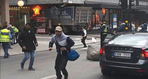 Στοκχόλμη: Φορτηγό έπεσε πάνω σε πλήθος, νεκροί και τραυματίες | iefimerida.gr 11