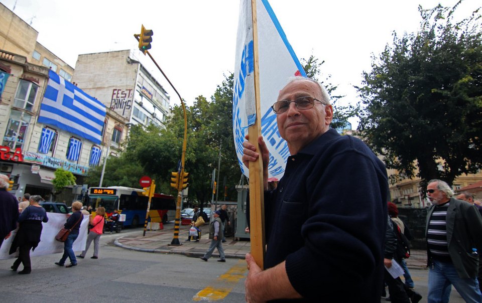 Οι συνταξιούχοι πολιόρκησαν το υπουργείο Μακεδονίας-Θράκης | iefimerida.gr 1