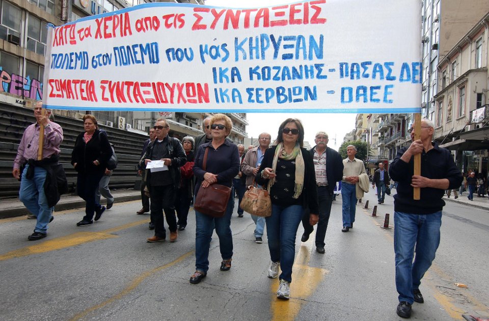Οι συνταξιούχοι πολιόρκησαν το υπουργείο Μακεδονίας-Θράκης | iefimerida.gr 2