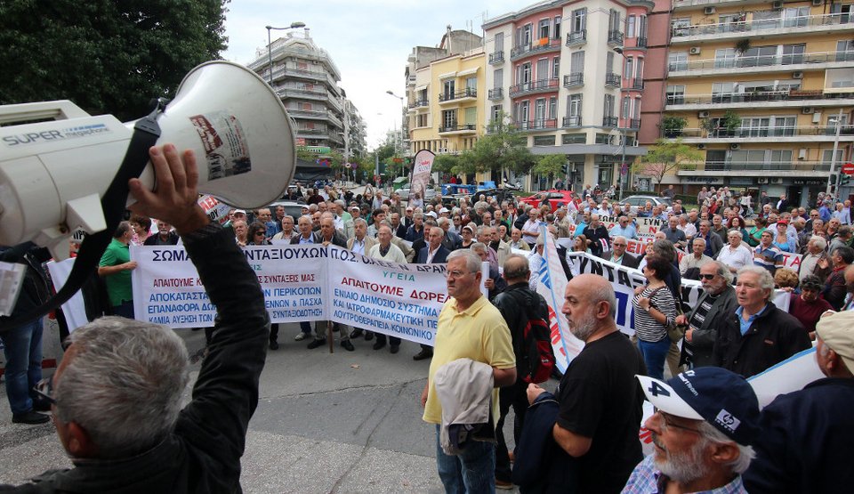 Οι συνταξιούχοι πολιόρκησαν το υπουργείο Μακεδονίας-Θράκης | iefimerida.gr 0