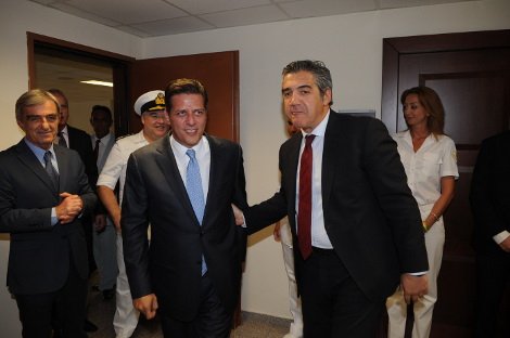 Το backstage των σημερινών τελετών παράδοσης-παραλαβής μέσα από 24 εικόνες: Τα φιλιά, τα χάδια μεταξύ πρώην και νυν και τα χαρτομάντηλα του Μανιτάκη | iefimerida.gr 0