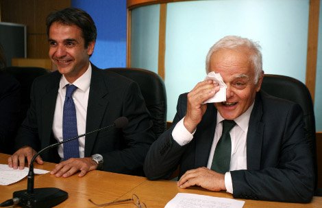 Το backstage των σημερινών τελετών παράδοσης-παραλαβής μέσα από 24 εικόνες: Τα φιλιά, τα χάδια μεταξύ πρώην και νυν και τα χαρτομάντηλα του Μανιτάκη | iefimerida.gr 8