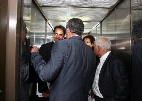 Το backstage των σημερινών τελετών παράδοσης-παραλαβής μέσα από 24 εικόνες: Τα φιλιά, τα χάδια μεταξύ πρώην και νυν και τα χαρτομάντηλα του Μανιτάκη | iefimerida.gr 11
