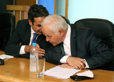 Το backstage των σημερινών τελετών παράδοσης-παραλαβής μέσα από 24 εικόνες: Τα φιλιά, τα χάδια μεταξύ πρώην και νυν και τα χαρτομάντηλα του Μανιτάκη | iefimerida.gr 12