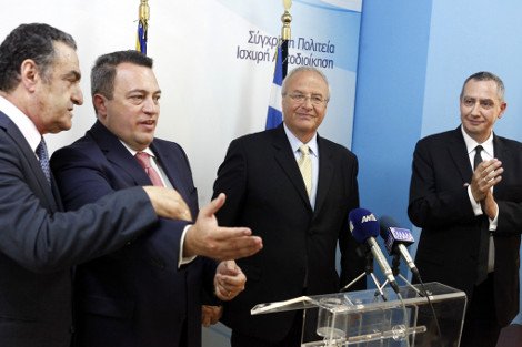 Το backstage των σημερινών τελετών παράδοσης-παραλαβής μέσα από 24 εικόνες: Τα φιλιά, τα χάδια μεταξύ πρώην και νυν και τα χαρτομάντηλα του Μανιτάκη | iefimerida.gr 16