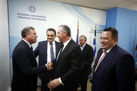 Το backstage των σημερινών τελετών παράδοσης-παραλαβής μέσα από 24 εικόνες: Τα φιλιά, τα χάδια μεταξύ πρώην και νυν και τα χαρτομάντηλα του Μανιτάκη | iefimerida.gr 17