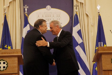 Το backstage των σημερινών τελετών παράδοσης-παραλαβής μέσα από 24 εικόνες: Τα φιλιά, τα χάδια μεταξύ πρώην και νυν και τα χαρτομάντηλα του Μανιτάκη | iefimerida.gr 18