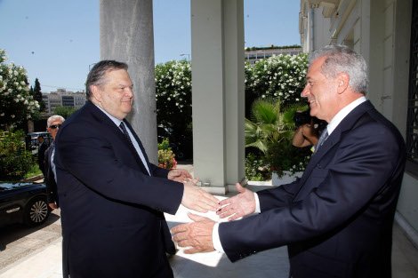Το backstage των σημερινών τελετών παράδοσης-παραλαβής μέσα από 24 εικόνες: Τα φιλιά, τα χάδια μεταξύ πρώην και νυν και τα χαρτομάντηλα του Μανιτάκη | iefimerida.gr 19