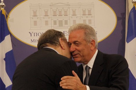 Το backstage των σημερινών τελετών παράδοσης-παραλαβής μέσα από 24 εικόνες: Τα φιλιά, τα χάδια μεταξύ πρώην και νυν και τα χαρτομάντηλα του Μανιτάκη | iefimerida.gr 20