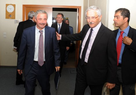 Το backstage των σημερινών τελετών παράδοσης-παραλαβής μέσα από 24 εικόνες: Τα φιλιά, τα χάδια μεταξύ πρώην και νυν και τα χαρτομάντηλα του Μανιτάκη | iefimerida.gr 21