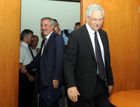 Το backstage των σημερινών τελετών παράδοσης-παραλαβής μέσα από 24 εικόνες: Τα φιλιά, τα χάδια μεταξύ πρώην και νυν και τα χαρτομάντηλα του Μανιτάκη | iefimerida.gr 22