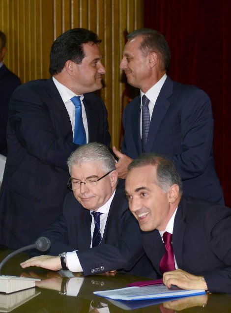 Το backstage των σημερινών τελετών παράδοσης-παραλαβής μέσα από 24 εικόνες: Τα φιλιά, τα χάδια μεταξύ πρώην και νυν και τα χαρτομάντηλα του Μανιτάκη | iefimerida.gr 4