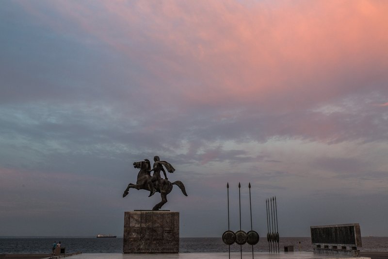 Η ανατολή του Ηλίου στο άγαλμα του Μεγάλου Αλεξάνδρου