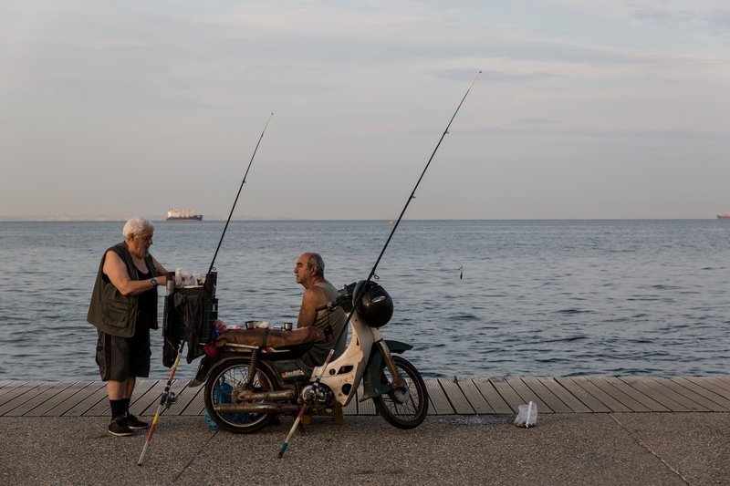 Καλάμια, καθετές και κουβεντούλα για τους πρωινούς ερασιτέχνες ψαράδες