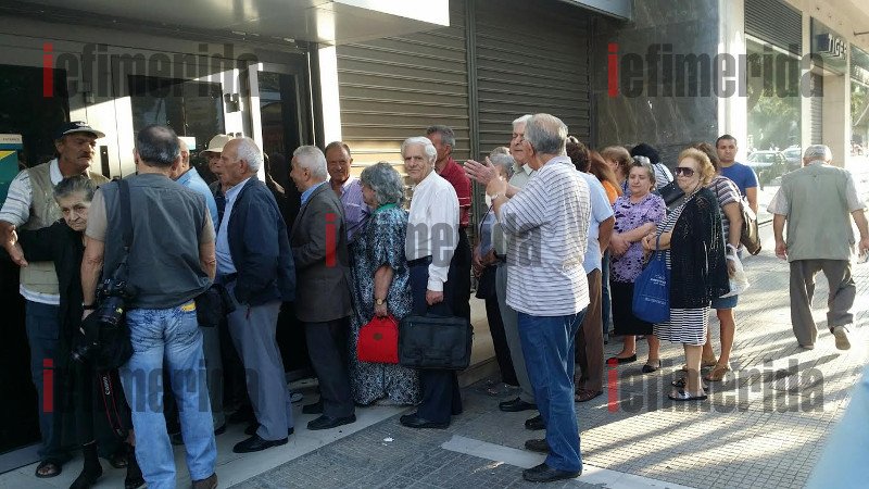Pensioners queue up to withdraw money from ATMs | iefimerida.gr 0