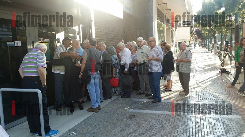 Pensioners queue up to withdraw money from ATMs | iefimerida.gr 1