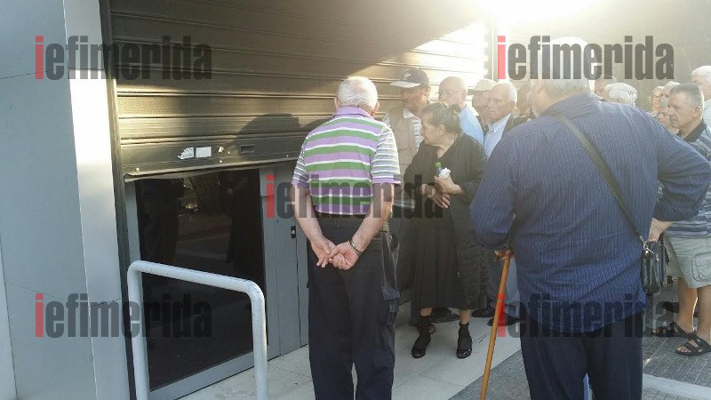 Pensioners queue up to withdraw money from ATMs | iefimerida.gr 2