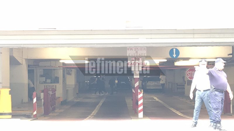 Μεταξύ των συλληφθέντων υπάρχουν και 3 γυναίκες. Στην φωτογραφία διακρίνεται η μία.