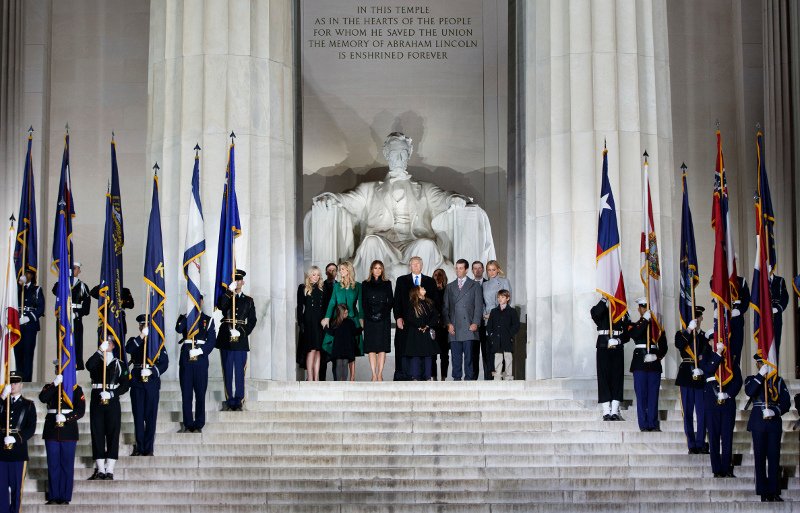 Λίγο πριν την ορκωμοσία:Φιέστες, πατριωτικές κορώνες & αστειάκια από Τραμπ | iefimerida.gr 6