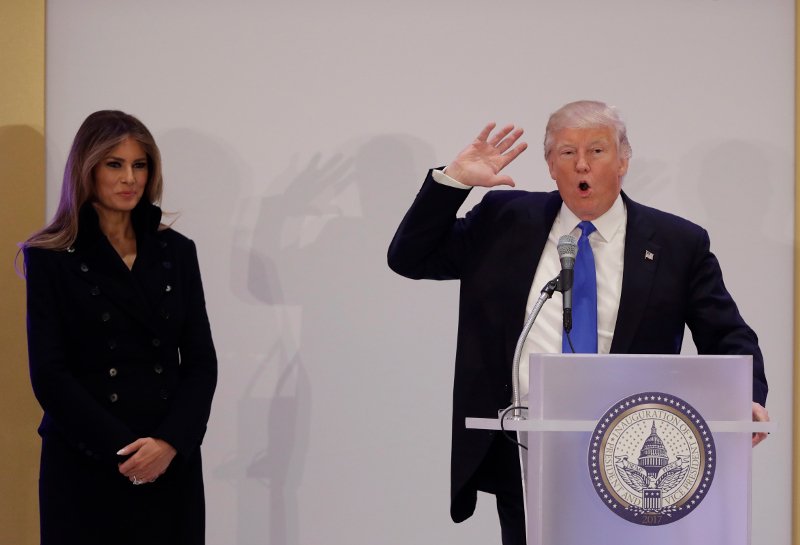 Λίγο πριν την ορκωμοσία:Φιέστες, πατριωτικές κορώνες & αστειάκια από Τραμπ | iefimerida.gr 4