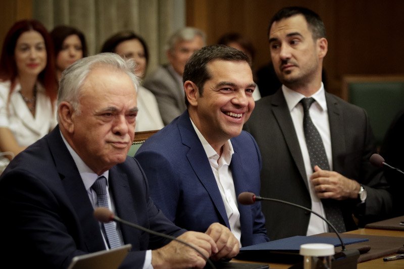 Ο Πρωθυπουργός χαμογελαστός στην πρώην συνεδρίαση του Υπουργικού Συμβουλίου μετά την λήξη του μνημονίου- φωτογραφία eurokinissi