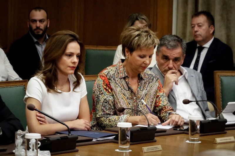 Η νέα υπουργός Προστασίας του Πολίτη Ολγα Γεροβασίλη δίπλα στην υπουργό Εργασίας Εφη Αχτσιόγλου- φωτογραφία eurokinissi