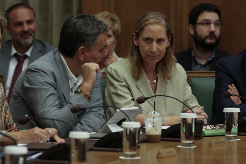 Κουβέντα πρίν την έναρξη της συνεδρίασης ανάμεσα στον Ευκλείδη Τσακαλώτο και την Μαριλίζα Ξενογιαννακοπούλου- φωτογραφία eurokinissi