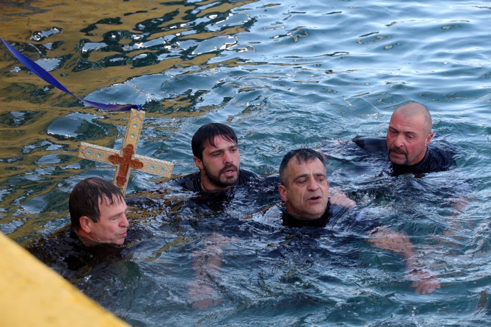 Εορτασμός Θεοφανείων: Στην Καβάλα ο Σαμαράς, στον Πειραιά ο Τσίπρας | iefimerida.gr 2