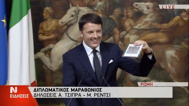 Απίστευτο: Ο Ρέντσι έκανε δώρο στον Τσίπρα μία γραβάτα -Θα τη φορέσω όταν βρούμε την τελική λύση, είπε ο πρωθυπουργός | iefimerida.gr 12