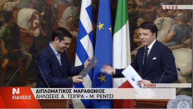 Απίστευτο: Ο Ρέντσι έκανε δώρο στον Τσίπρα μία γραβάτα -Θα τη φορέσω όταν βρούμε την τελική λύση, είπε ο πρωθυπουργός | iefimerida.gr 5