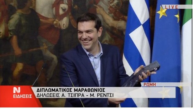 Απίστευτο: Ο Ρέντσι έκανε δώρο στον Τσίπρα μία γραβάτα -Θα τη φορέσω όταν βρούμε την τελική λύση, είπε ο πρωθυπουργός | iefimerida.gr 6