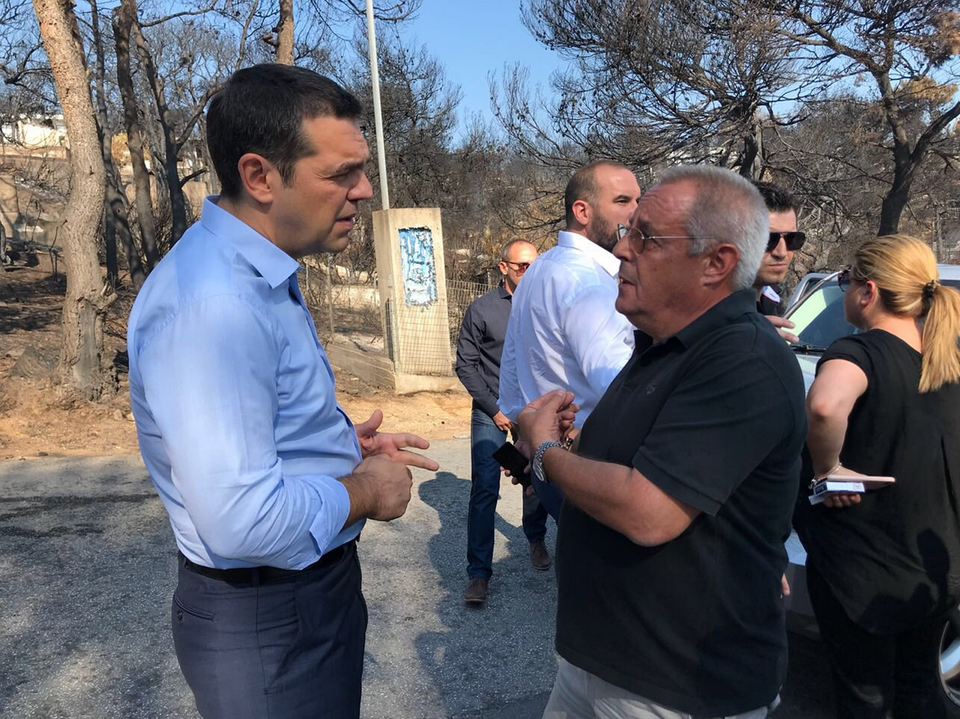 Δείτε ποιος είναι ο άνθρωπος που συνομίλησε με τον πρωθυπουργό στο Μάτι | iefimerida.gr 1