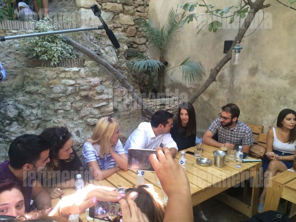 Χαλαρός καφές για τον Τσίπρα στο Μοναστηράκι | iefimerida.gr 3