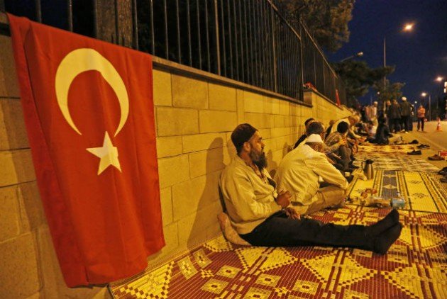 Οπαδοί του Ερντογάν ξενυχτούν έξω από το γραφείο του στην Αγκυρα | iefimerida.gr 0