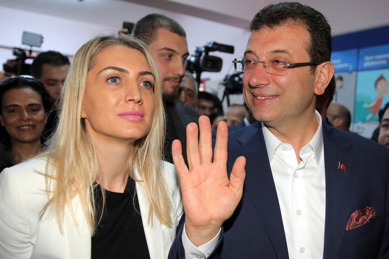 Ο υποψήφιος δήμαρχος Κωνσταντινούπολης με το CHPV, Εκρέμ Ιμάμογλου με την σύζυγό του -Φωτογραφία: AP